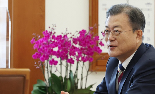 문재인 대통령이 청와대에서 아시아·태평양지역 뉴스통신사 교류협력체 '아태뉴스통신사기구'(OANA)의 의장사인 연합뉴스 및 세계 7대 통신사와 서면인터뷰를 한 후 사진 촬영에 임하고 있다. <연합뉴스>.